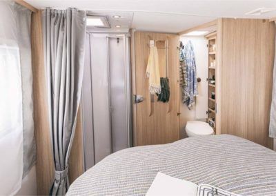 Alquiler autocaravana integral luxury dormitorio baño
